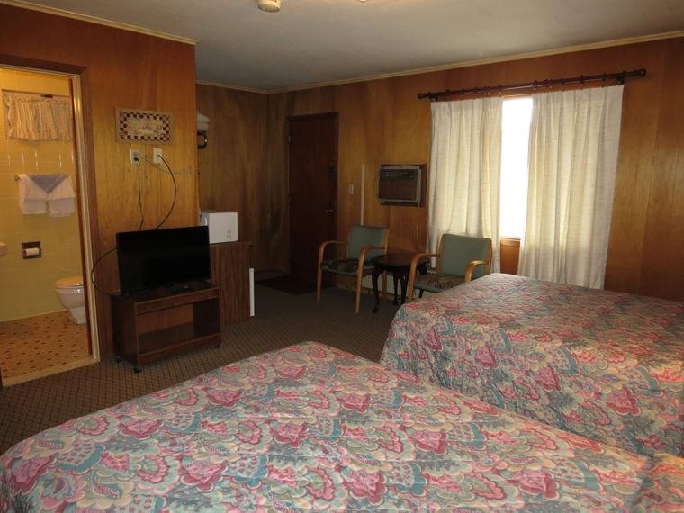 Standard room with two beds, TV and window