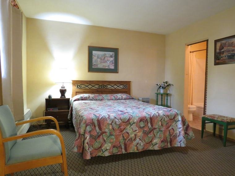 Standard room with a bed and private bath